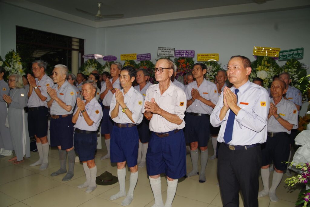 Huynh Trưởng Quyền Trưởng BHD GĐPTVN tại Hải Ngoại tham dự Tang Lễ Hoà Thượng Thanh Huyền tân viên tịch